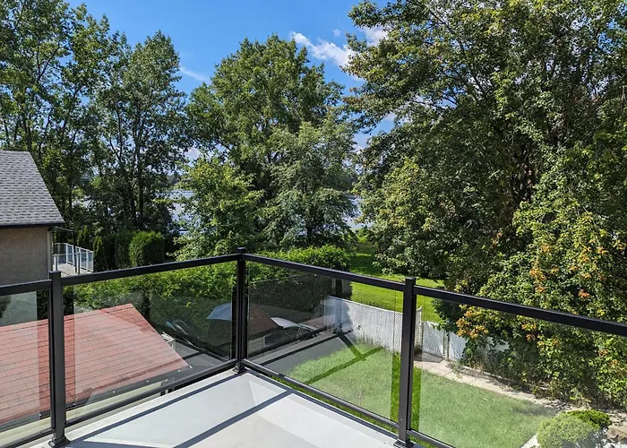 Impeccable, Modern, River View, Renovated Cottage